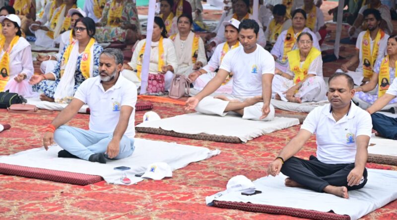 अंतर्राष्ट्रीय योग दिवस पर झंडा मैदान में सामूहिक योगाभ्यास, निरोग जीवन का लिया संकल्प
