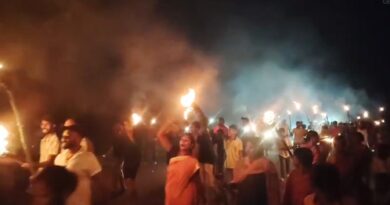 बालमुकुंद फैक्ट्री में उसरी नदी से पानी लाने के विरोध में पूर्वांचल क्षेत्र में निकला मशाल जुलूस